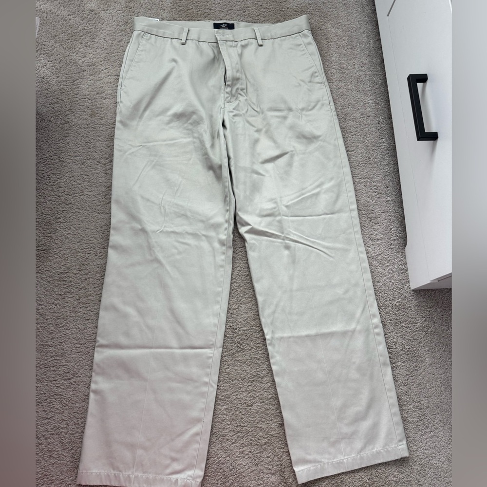 Dockers Men's Light Tan Chinos